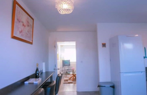 Bootle Apartment | Lovely 3 bedroom serviced apartment with parking