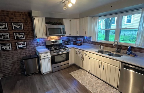 New Kensington House | Lovely 3-bedroom house in New Kensington. 10 minutes from Oakmont Country Club