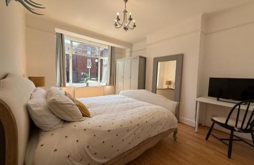 Southfields Apartment | Lovely 4 BR House in Southfields near Wimbledon