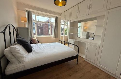 Southfields Apartment | Lovely 4 BR House in Southfields near Wimbledon