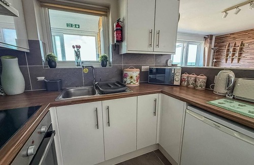 Corton House | Lovely 5 berth bungalow at Waterside Village Park in Corton ref 14006W