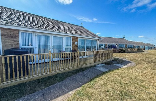 Corton House | Lovely 5 berth bungalow at Waterside Village Park in Corton ref 14006W