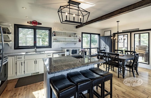 Seguin Cottage | Lovely 6 bed 4 bath cottage on Clear Lake with Bunkie