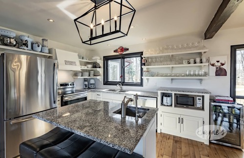 Seguin Cottage | Lovely 6 bed 4 bath cottage on Clear Lake with Bunkie