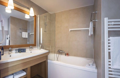 Cerny-en-Laonnois House | Lovely apartment in villa for 4 guests with WIFI, hot tub, pool, TV, terrace and parking