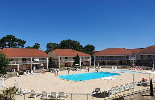 Le Verdon-sur-Mer Apartment | Lovely apartment for 6 people with pool, WIFI, TV, terrace and pets allowed