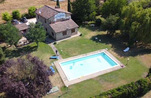 Poggiarello Villa | Lovely apartment in villa for 4 guests with A/C, pool and TV, close to Siena