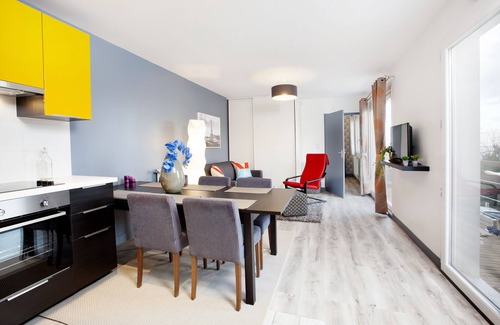 Vitry-sur-Seine Apartment | Lovely Apartment near Paris with AC and Parking