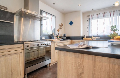 Brignogan-Plage Apartment | Lovely apartment for 4 people with WIFI, TV, patio and parking