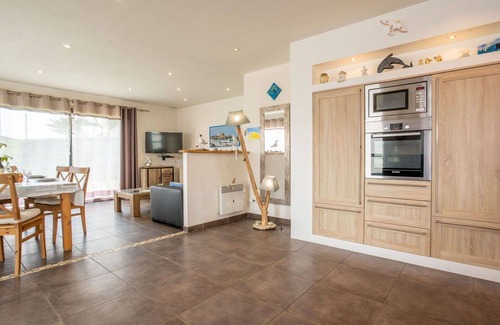 Brignogan-Plage Apartment | Lovely apartment for 4 people with WIFI, TV, patio and parking