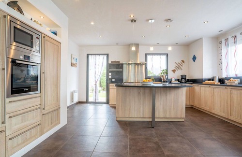 Brignogan-Plage Apartment | Lovely apartment for 4 people with WIFI, TV, patio and parking