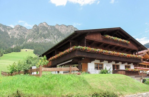 Alpbach Apartment | Lovely apartment for 4 people with WIFI, TV, patio and pets allowed
