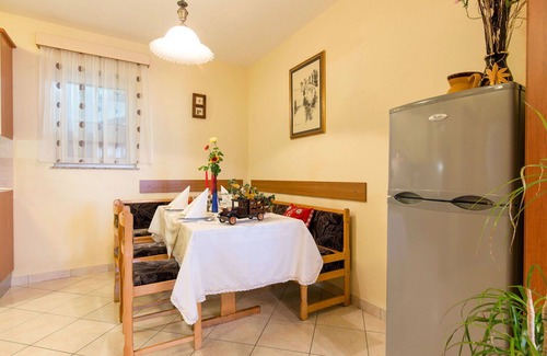 Mosenice Apartment | Lovely apartment for 4 people with WIFI, A/C, TV, patio and parking