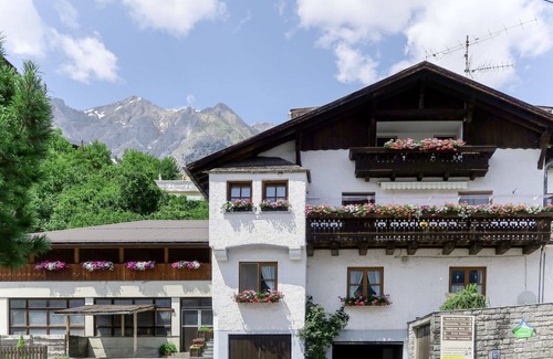 Grins Apartment | Lovely apartment for 5 guests with WIFI, TV, balcony and parking