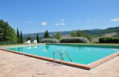 Il Poggio Apartment | Lovely apartment for 6 guests with WIFI, pool, TV, patio, pets allowed, panoramic view and parking