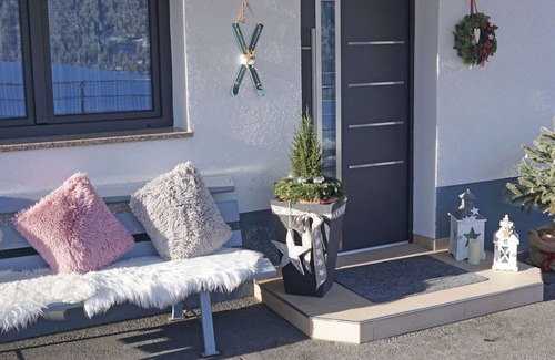 Wenns Apartment | Lovely apartment for 6 people with WIFI, TV, patio, pets allowed and parking