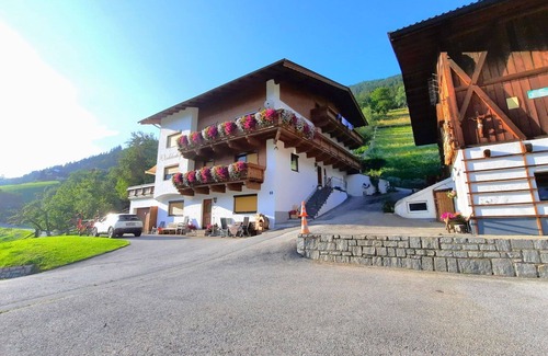 Oetz Apartment | Lovely apartment for 8 people with WIFI, TV, balcony and pets allowed