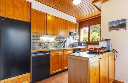 Champery Apartment | Lovely apartment for 4 guests with WIFI, TV, balcony, panoramic view and parking