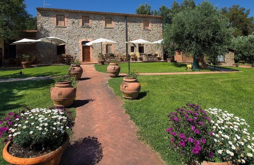 Follonica Apartment | Lovely apartment for 4 people with A/C, pool, WIFI, TV, patio, pets allowed and parking