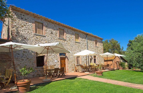 Follonica Apartment | Lovely apartment for 4 people with A/C, pool, WIFI, TV, patio, pets allowed and parking