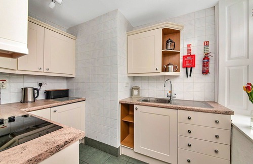 Thirsk Apartment | Lovely apartment for 6 guests with WIFI, pool, hot tub, terrace and parking