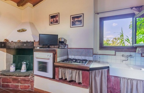 San Miniato Villa | Lovely apartment in villa for 2 guests with pool, A/C, TV, patio and pets allowed