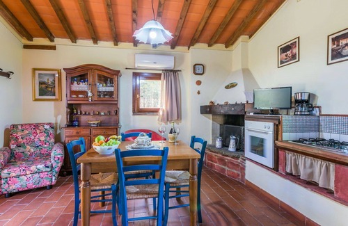 San Miniato Villa | Lovely apartment in villa for 2 guests with pool, A/C, TV, patio and pets allowed