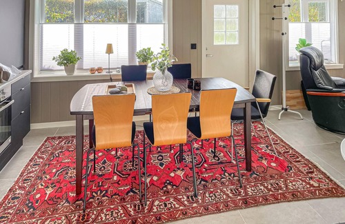 Sandoy Apartment | Lovely apartment in Myklebost with WiFi