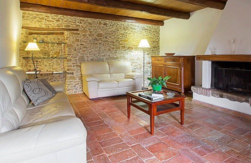 Sasso dʼOmbrone Villa | Lovely apartment in villa for 6 guests with WIFI, A/C, pool, patio and parking