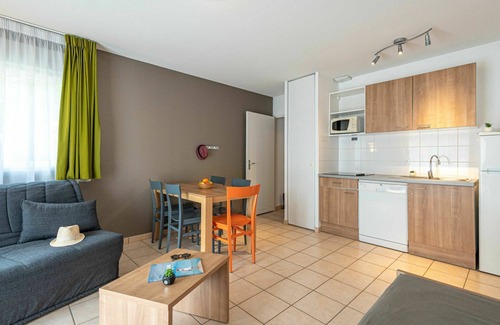 Saumur House | Lovely apartment in villa for 5 guests with pool, internet, TV, terrace and pets allowed