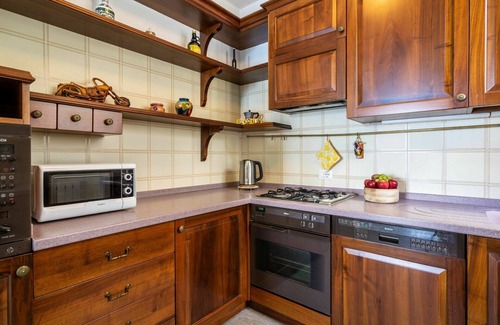 Someraro House | Lovely apartment in villa for 6 guests with WIFI, TV, balcony, pets allowed and parking
