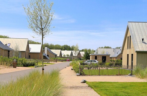 Tholen House | Lovely apartment in villa for 6 people with hot tub, WIFI, TV and parking