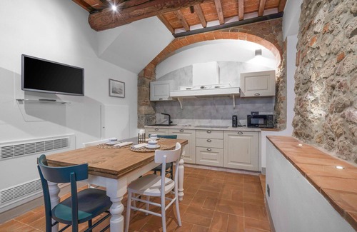 Monteriggioni Apartment | Lovely apartment for 4 people with WIFI, pool, A/C, TV and pets allowed, close to Siena