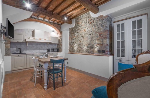 Monteriggioni Apartment | Lovely apartment for 4 people with WIFI, pool, A/C, TV and pets allowed, close to Siena