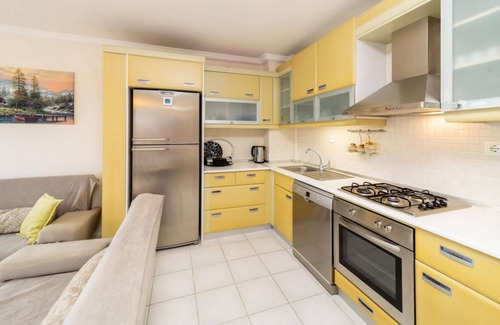 Liman Mahallesi Apartment | Lovely Apartment with Shared Pool in Konyaalti