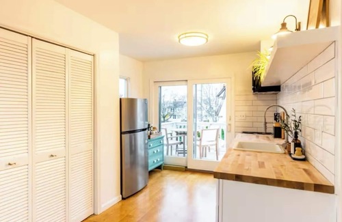 East Shore Apartment | Lovely apartment with Waterview & Patio in New Haven