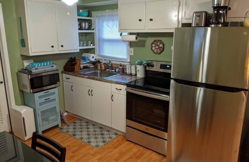 Baiting Hollow Cottage | Lovely beach cottage with private deck, walk to the beach, vineyards nearby