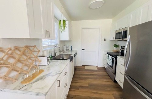Port Dover Apartment | Lovely Beachside Oasis 2BD Unit in Port Dover