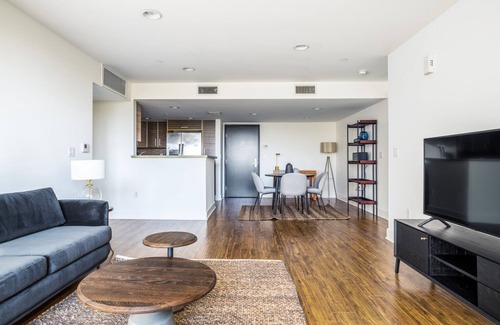 Melrose Apartment | Lovely Brentwood 2BR w/Courtyard, walk to Shops + Dining, by Blueground