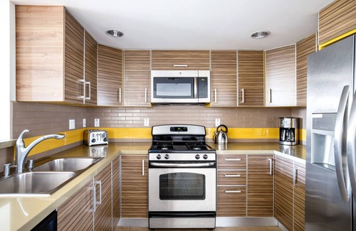 Melrose Apartment | Lovely Brentwood 2BR w/Courtyard, walk to Shops + Dining, by Blueground