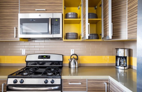 Melrose Apartment | Lovely Brentwood 2BR w/Courtyard, walk to Shops + Dining, by Blueground