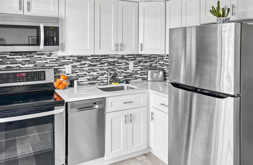 Santa Barbara Estates House | Lovely & Bright Comfy Haven: 2 BR 1 BA Walk to Beach, Yard, Parking