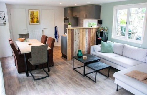 Bosgebied Hoenderloo Ski Chalet | Lovely chalet in Hoenderloo with sunny terrace.