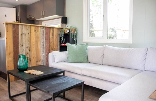 Bosgebied Hoenderloo Ski Chalet | Lovely chalet in Hoenderloo with sunny terrace.