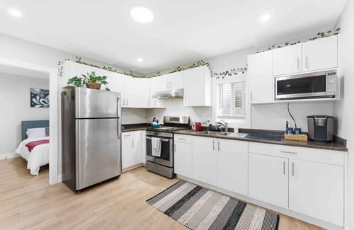 Langley House | Lovely Coach House in Langley ~ Queen Beds ~ Pkg