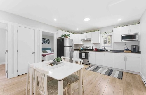 Langley House | Lovely Coach House in Langley ~ Queen Beds ~ Pkg