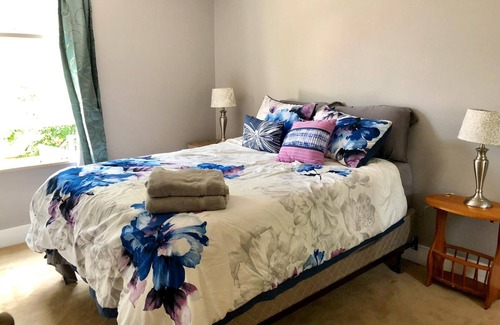 Mapleton Hill Condo | Lovely Condo 2 blocks from Peart St Mall