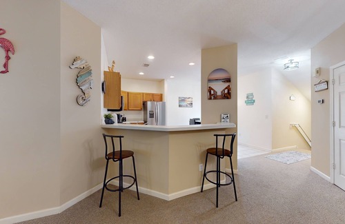 Red Hill Condo | Lovely condo with screened-in porch, WiFi, W/D, shared pool & hot tub
