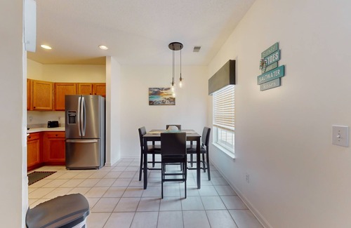 Red Hill Condo | Lovely condo with screened-in porch, WiFi, W/D, shared pool & hot tub