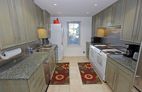 Dodds Addition Apartment | Lovely Contemporary Apt 2 levels, Walk Everywhere